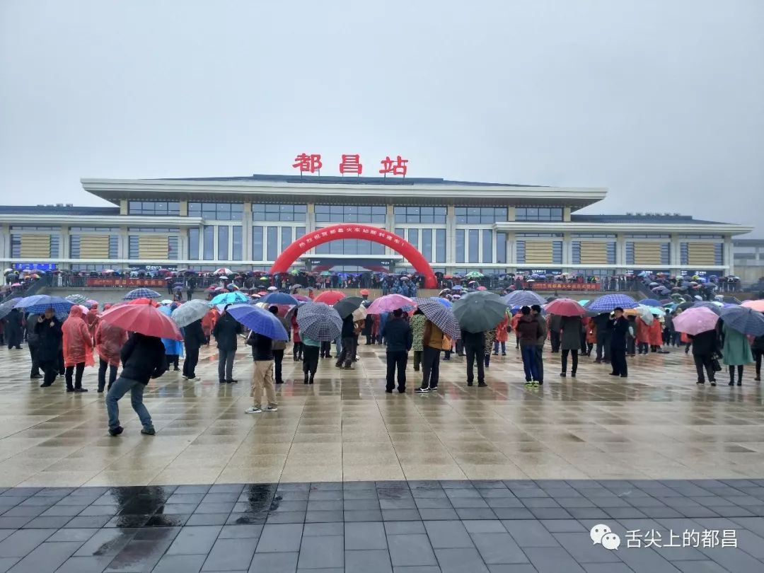 自动检票机检票入站入电梯进站台站台等候坐火车的市民动车入都昌站