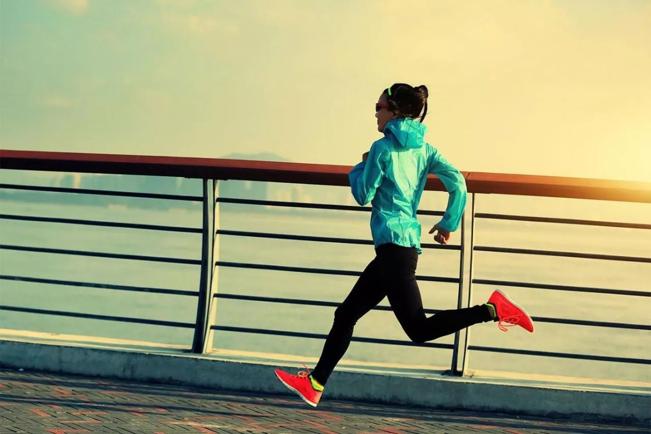 亚洲女性在户外城市跑步时跑步和慢跑高清摄影大图-千库网