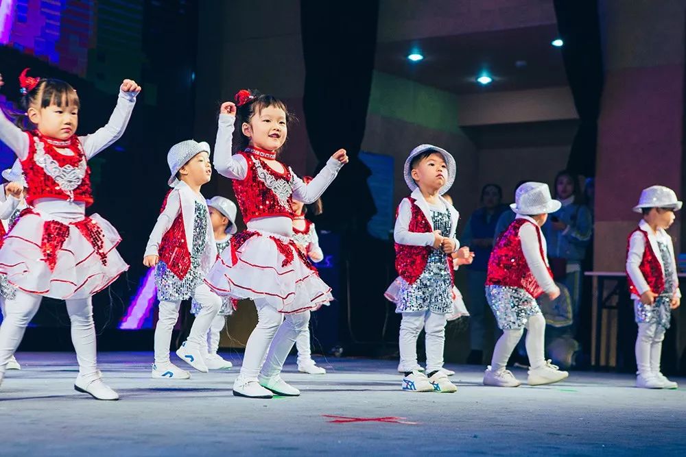 庆圣诞,迎新年:cbd国际幼儿园圣诞演出晚会留影