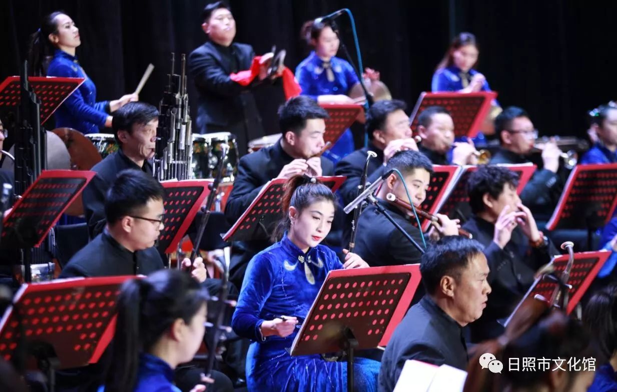 音乐会在民族管弦乐合奏《春节序曲》中拉开帷幕,随后《风之歌》