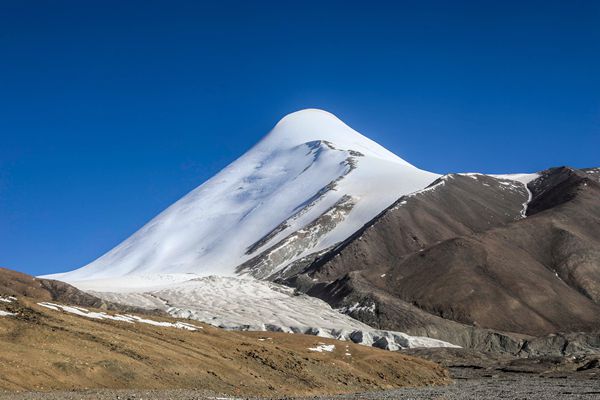 昆仑山玉珠峰顶天立地冬日里被玉树康巴歌舞萦绕的圣洁壮丽