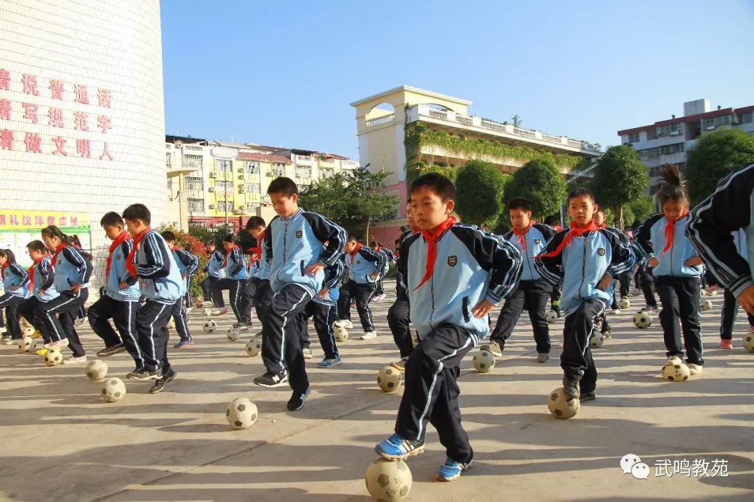 "城镇第六小校长邓培贞说,以前学校大课间做的都是一板一眼的广播体操