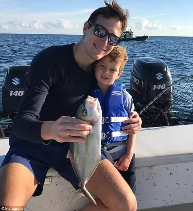 库什纳和儿子一起钓鱼.