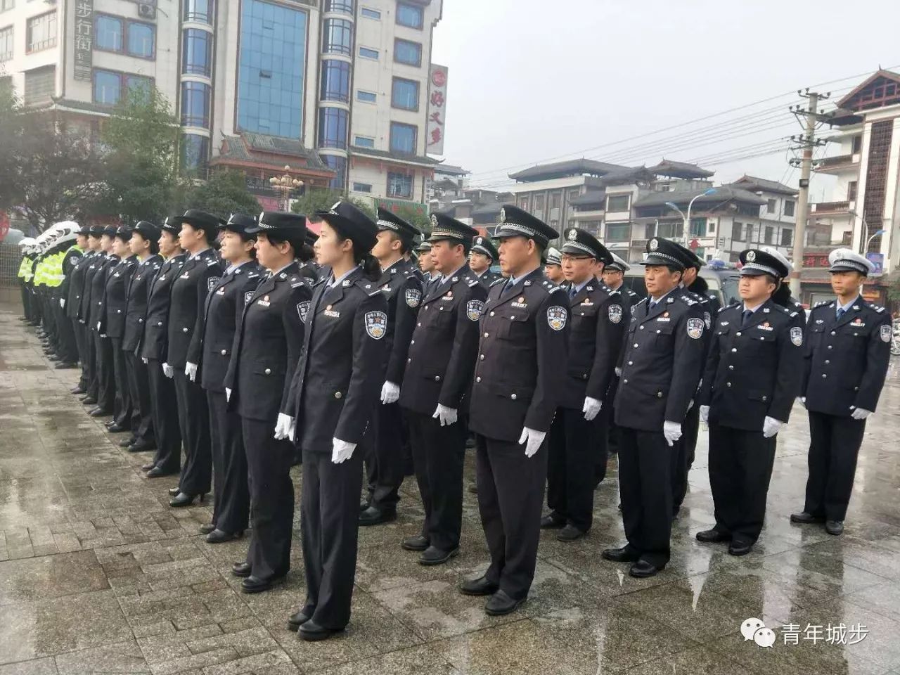 来现场一睹为快的小伙伴县委副书记杨映林宣布城步县公安局"屯警街面