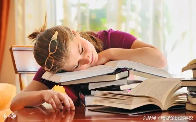 中学生熬夜写作业,有8大伤害,很多难以逆转