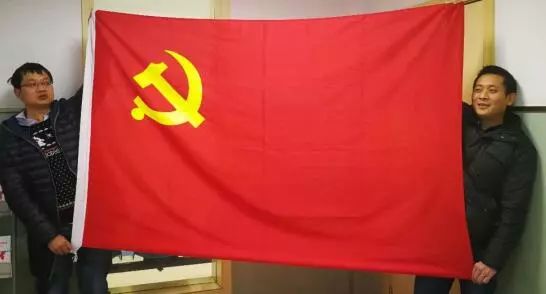 面对鲜红的党旗,大家高举右手庄严宣誓:"我志愿加入中国共产党,拥护