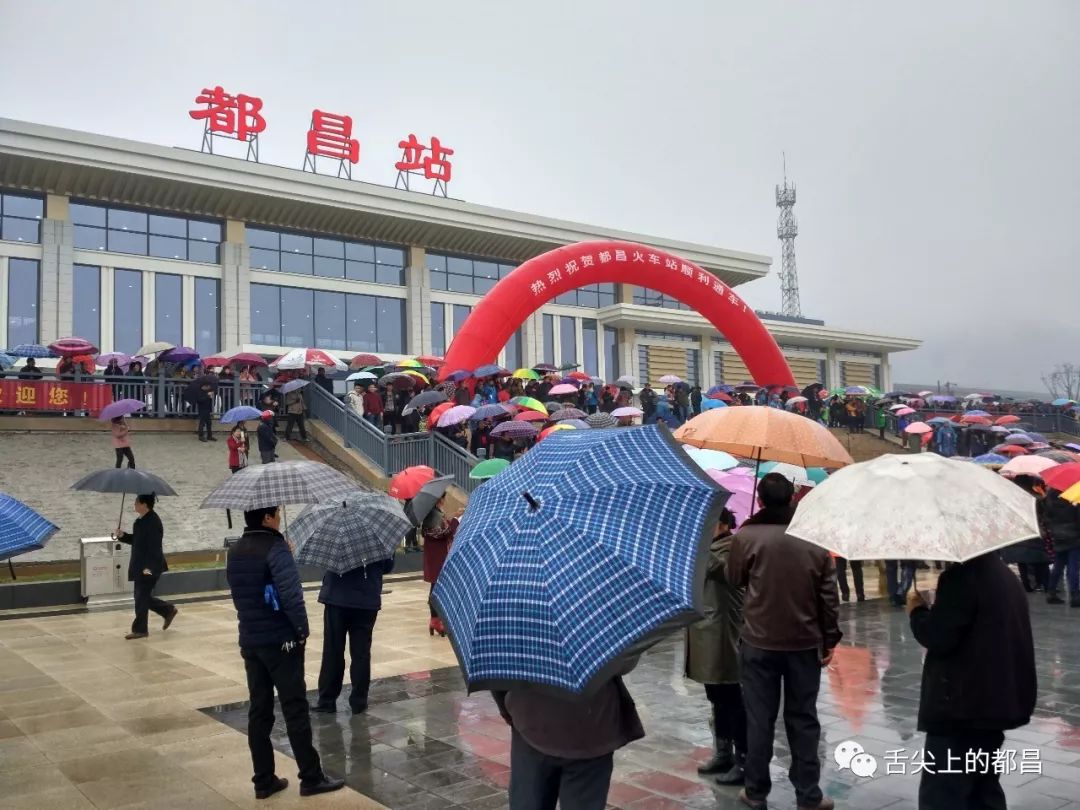 自动检票机检票入站入电梯进站台站台等候坐火车的市民动车入都昌站