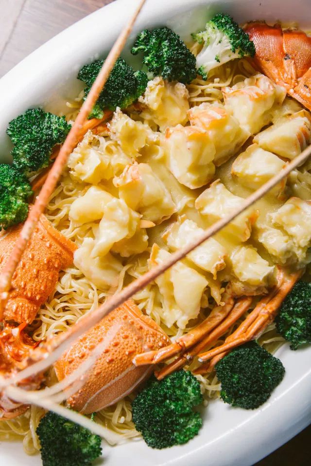 芝士牛油焗龙虾大菜,好吃到任性小象拔蚌是经过热油浇淋,加上干辣椒的
