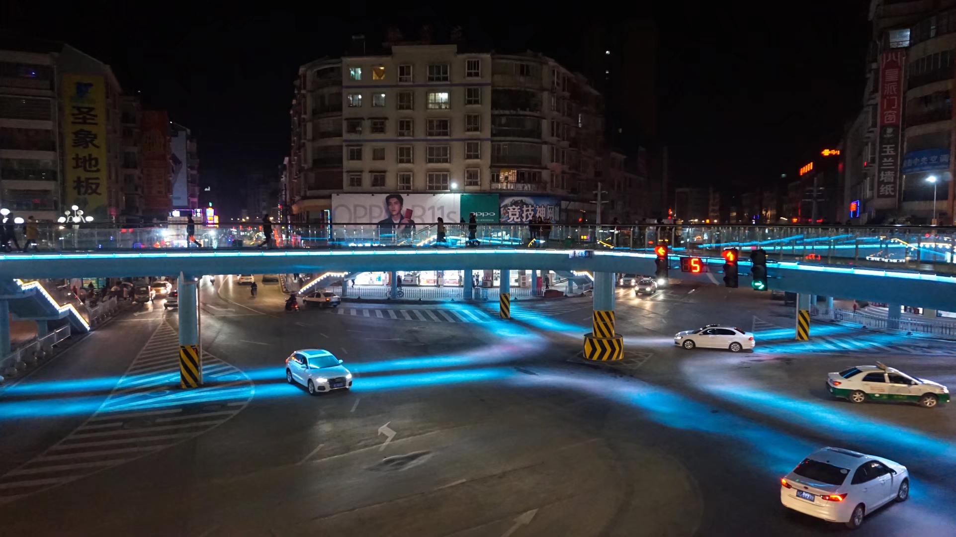 凤冈县:今夜的人行天桥夜景