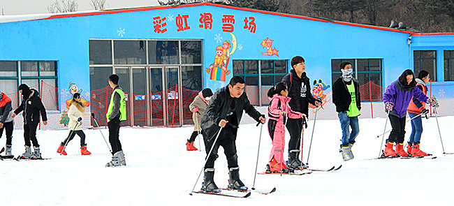 "刺激滑雪 温暖溶洞"到沂水雪山彩虹谷感受暖冬独特魅力