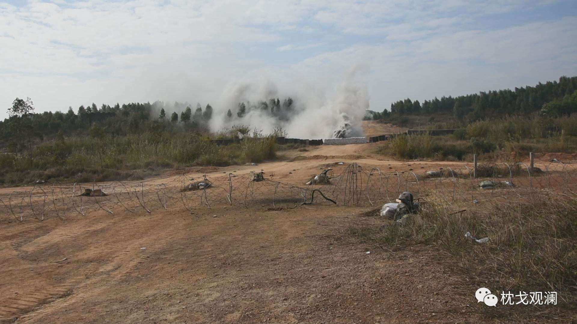 工兵破除敌构筑工事▲爆破手前出破障▲对敌障碍物实施爆破火力突袭