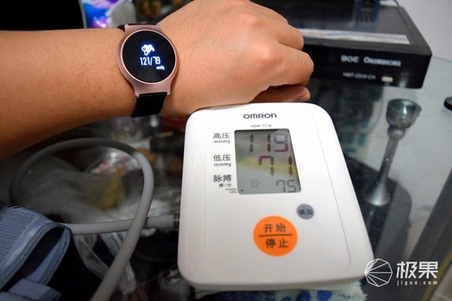 迅智m95手环和欧姆龙血压计都是在同一地点,同一时间下测量