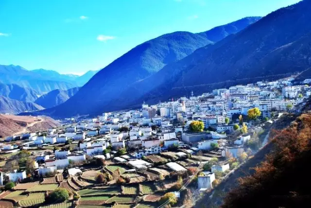 乡城县位于四川甘孜州西南,地处香格里拉生态旅游区的腹心地带,紧邻