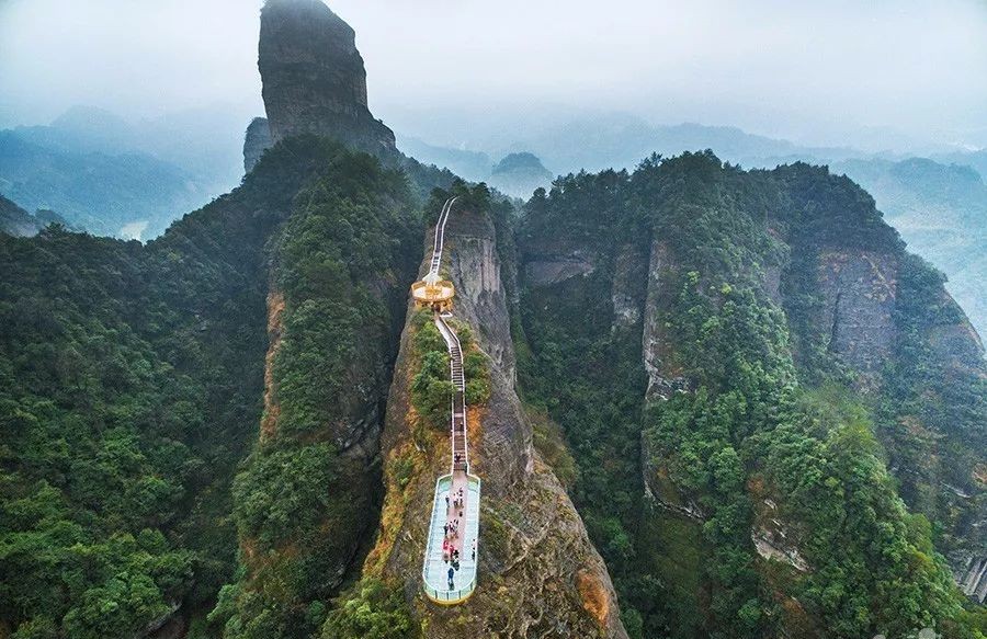 温泉双享泡>>中国丹霞奇观 天门山玻璃栈 资源天门山 乐满地  兴安