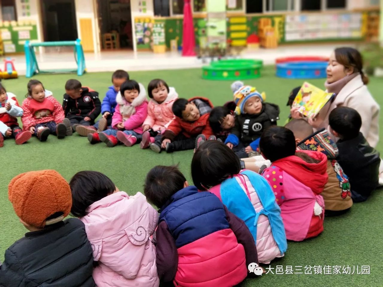 幼儿园是我家老师爱我我爱她佳家幼儿园小班孩子的一天