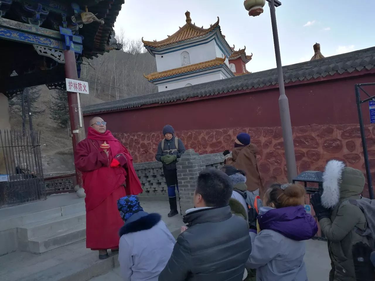 上师带领弟子们朝拜五台山