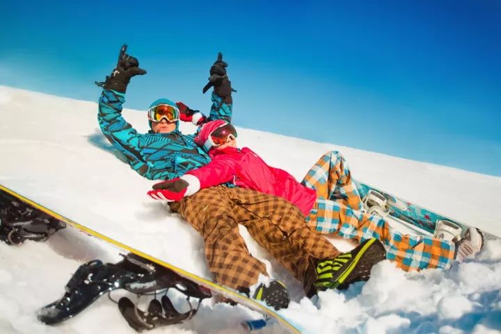 引进国外先进的单板,双板,青少年儿童滑雪教学体系,以魏群培训师为首