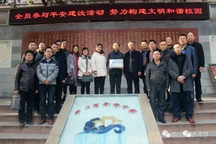 南部中学校长廖茂杰代表学校表达了对工作室的衷心祝愿和期望,表示