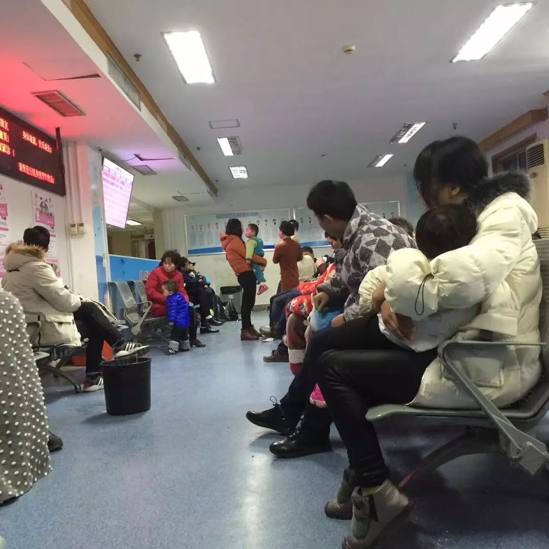 家住高新区的李女士,就带着孩子赶到安徽省儿童医院,焦急地排队等待