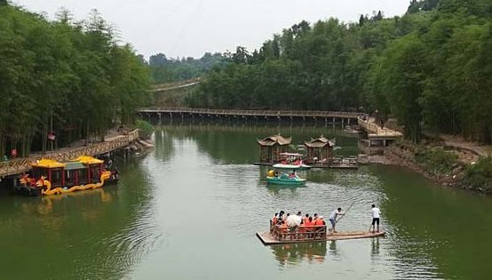 旅游 正文  在铜梁龙景区的山间坐落着一座座的小木屋,给人一种安逸