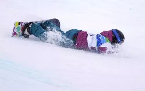 提醒北京市民——冰场,人造雪场游客增多 冰上摔倒后