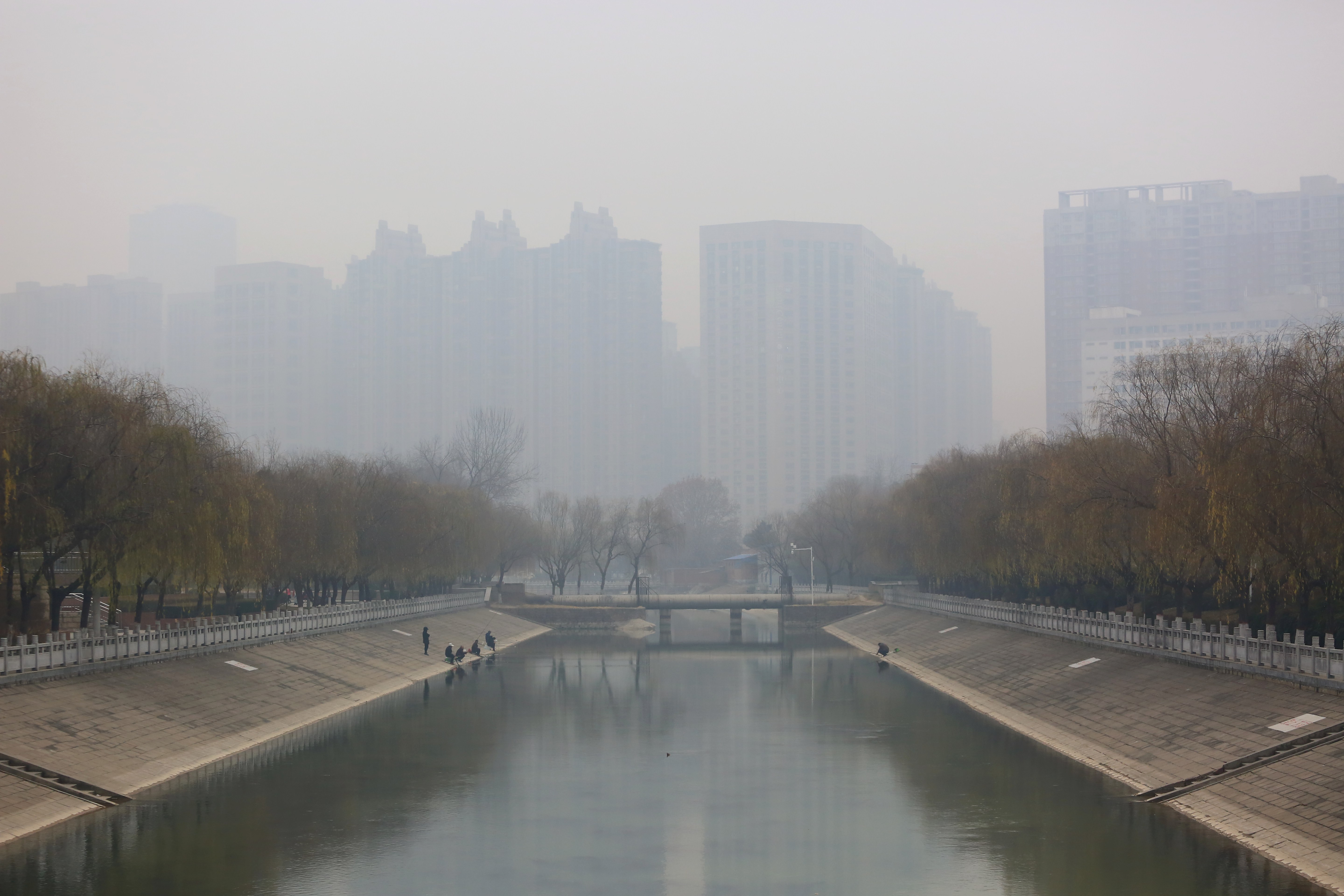 限行日雾霾来袭 重度污染下郑州宛若"海市蜃楼"
