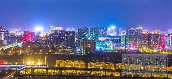 华灯璀璨的湘潭夜景(记者 方阳 摄)