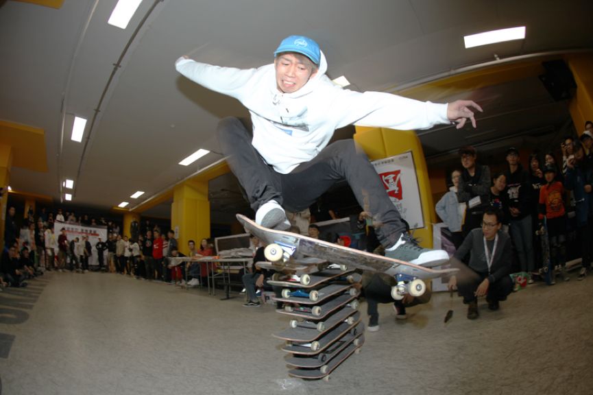 但因比赛已经结束 只能遗憾的按原来成绩赢得第二 更有 skate 赛和