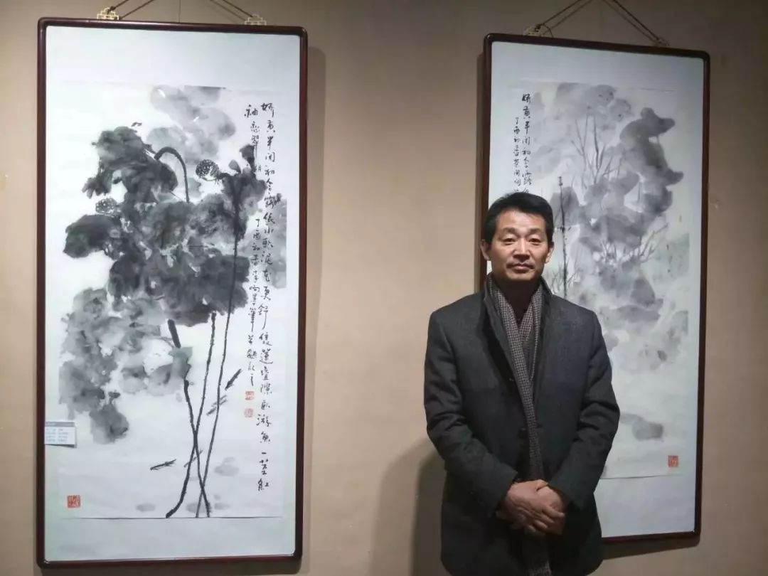 参展画家李响在作品前合影留念画作对于画家,天各一方,山光水色