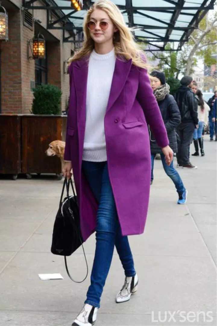 很多街拍达人也都爱用牛仔裤去搭配高饱和度的紫色绰衣.