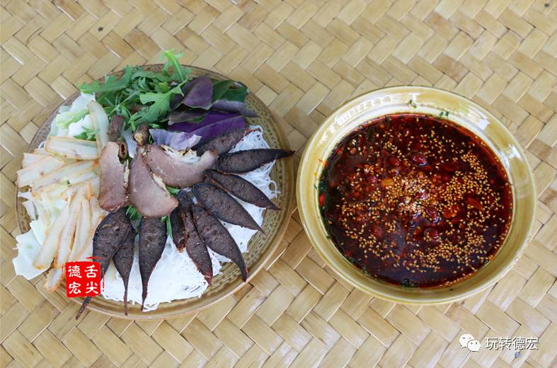 油辣子撒撇 夏丽萍 摄阿昌族过手米线 李俊臣 摄手抓饭紫米菠萝饭