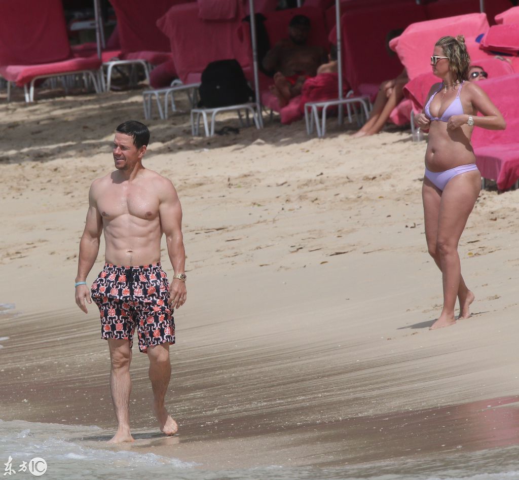 2017年12月28日,马克·沃尔伯格在巴巴多斯与妻子rya durrays在海滩