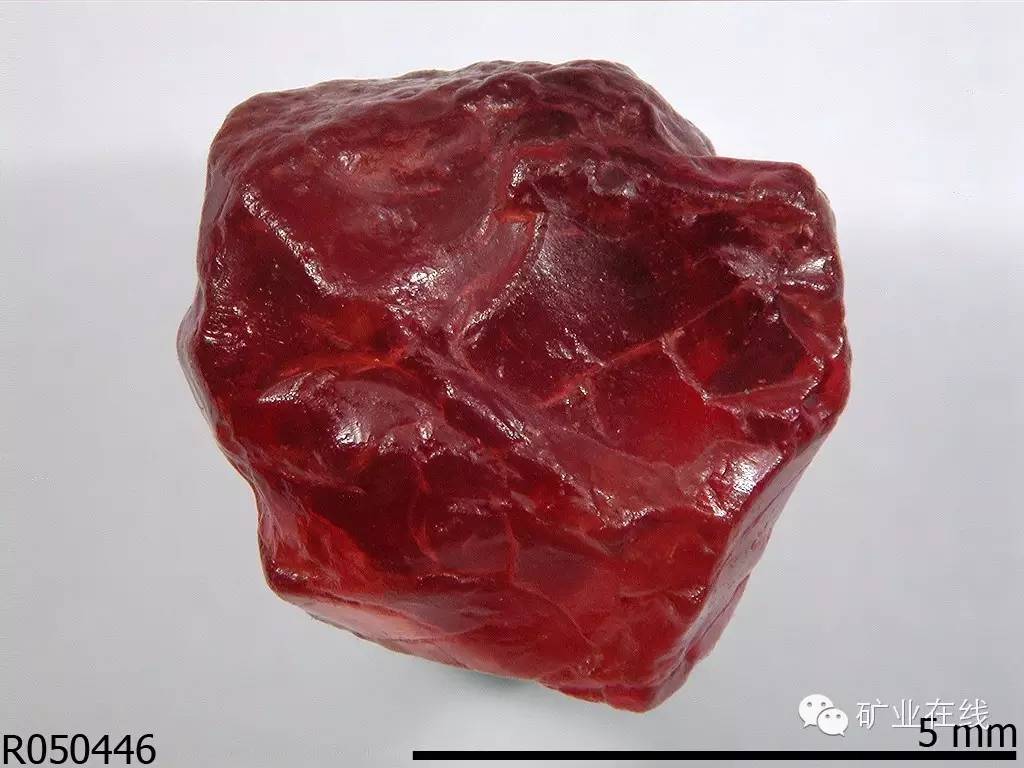 2,铁铝榴石(almandine) 铁铝榴石是一种现代称为红水晶(carbuncle)的