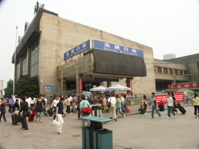 △ 改造前的上海火车站北广场,2008年