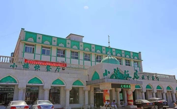 先说小楼饭店吧.小楼饭店原名为"义和轩羊肉馆.