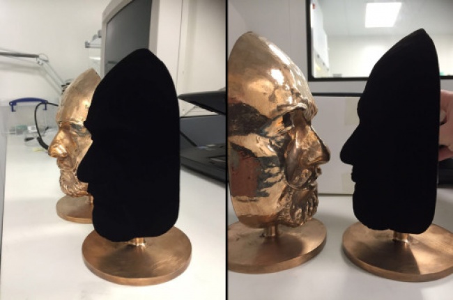 vantablack是世界上最黑的材料.它吸收99%的光线,使3d物体看起来像2d.