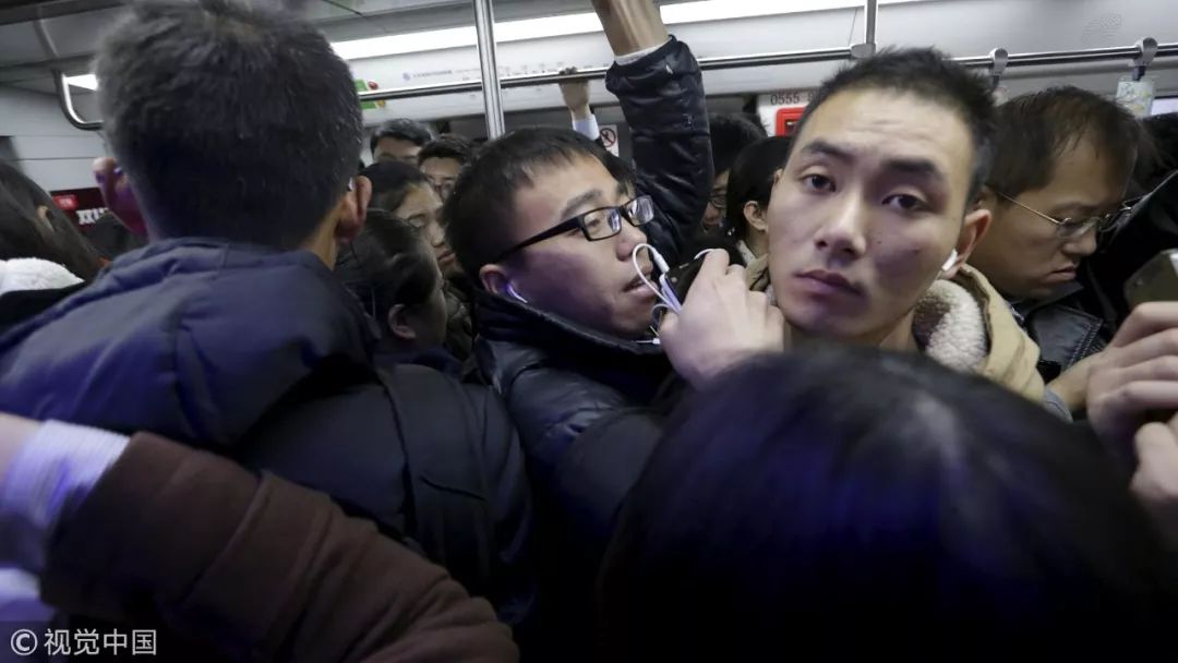 2015年11月12日,北京,挤地铁的上班族/视觉中国