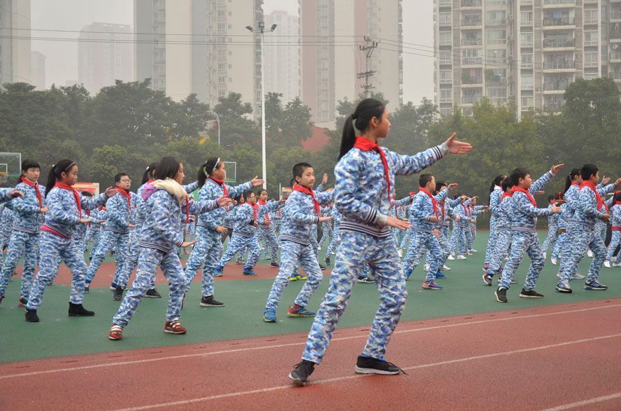 重庆华渝实验学校"我爱国防"健身操与太极拳相融 帅气迎新年