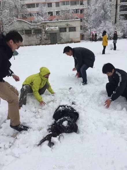 给大家介绍下北方是这么打雪仗的