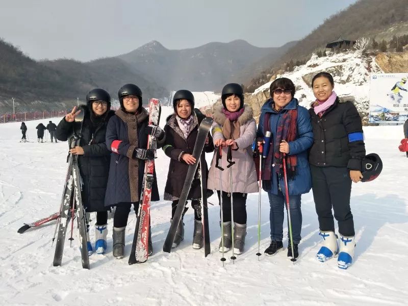 平西府中学组织全体师生到静之湖滑雪场欢庆元旦