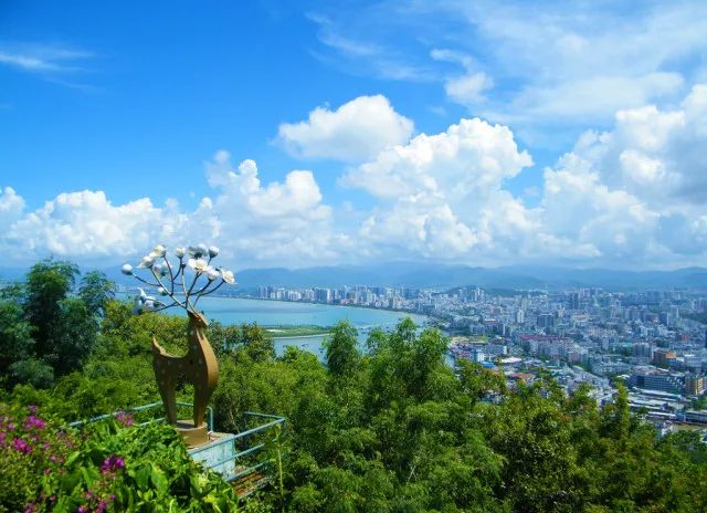 鹿回头风景区坐落在三亚市西南端鹿回头半岛内,共有大小五座山峰,最高