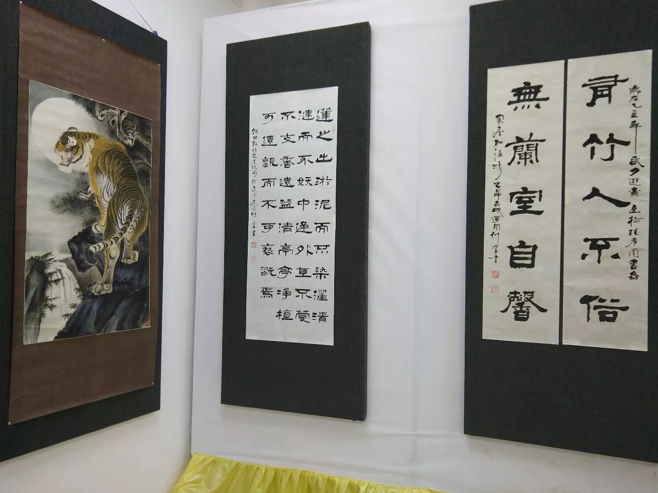 金刚怒目拈花微笑参观周仲富师徒艺术作品展