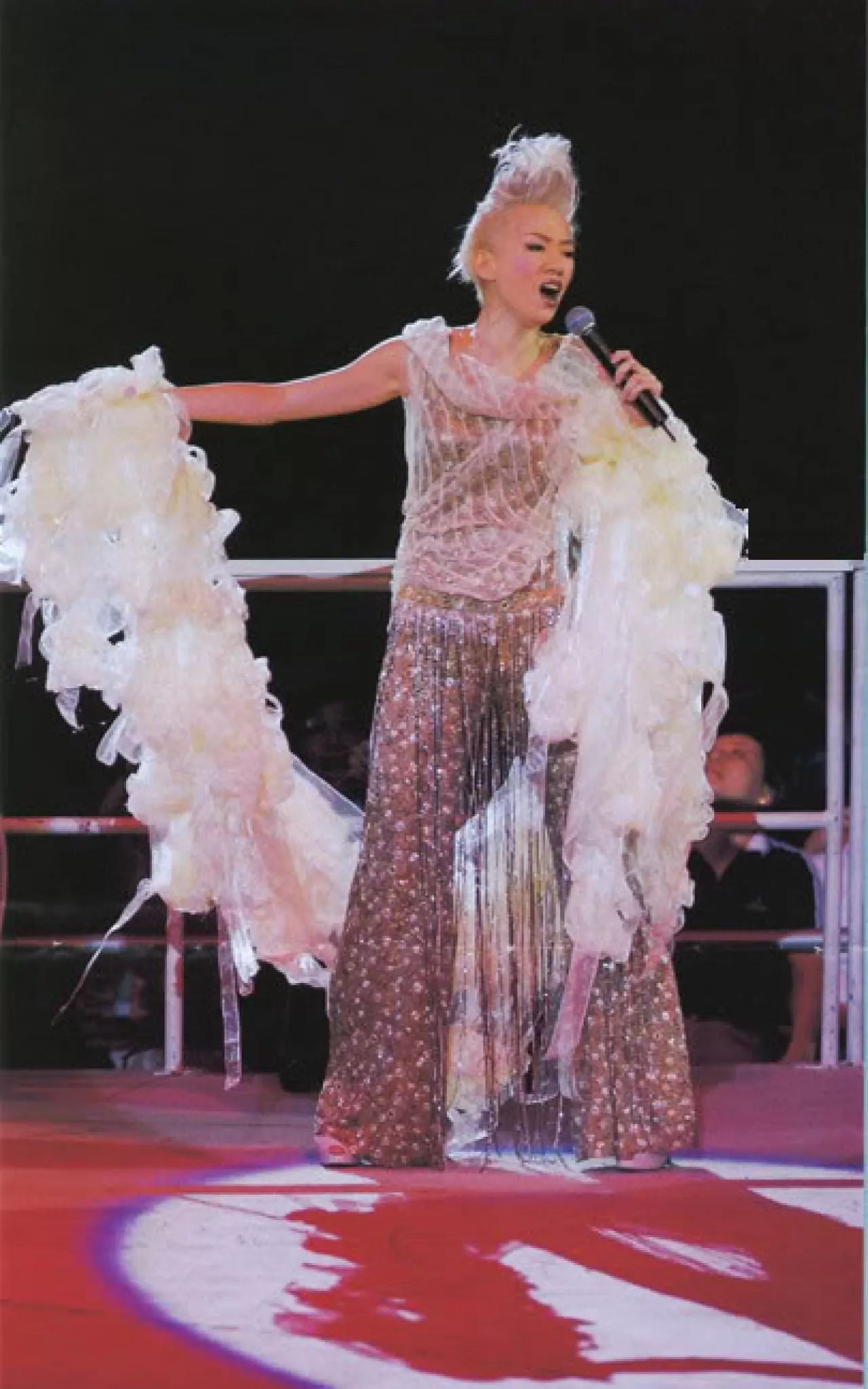 最后,不可不提梅艳芳于2003年经典金曲演唱会中的白色婚纱造型.