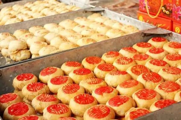 潮州朥饼又称潮式月饼,以其香甜脆软,肥而不腻而驰名海内外.