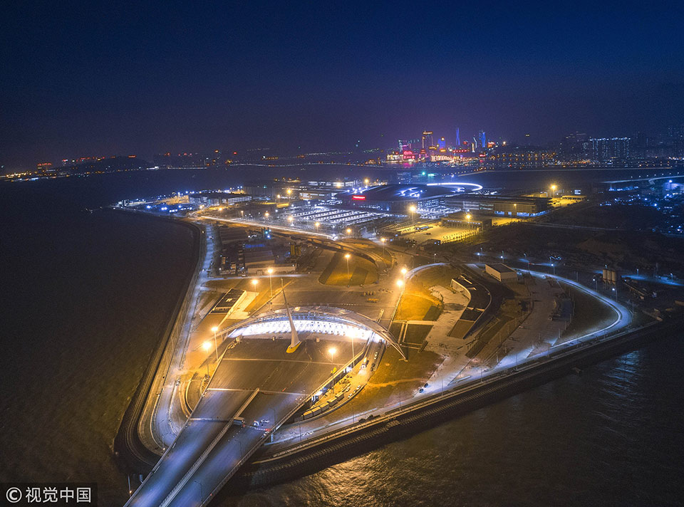 广东珠海:港珠澳大桥灯光调试