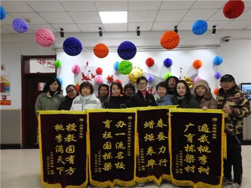 师生情谊暖人心 家长感恩赠锦旗 ——万全第二小学学生家长为学校和老师赠送锦旗