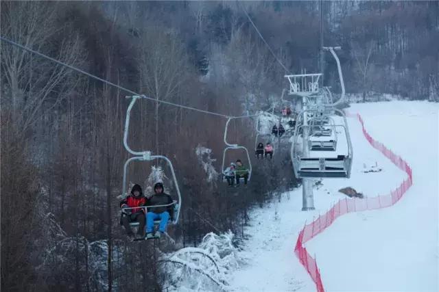 要是想来点过瘾的,今年大龙湾滑雪场还开通了高山滑雪索道,坐上索道