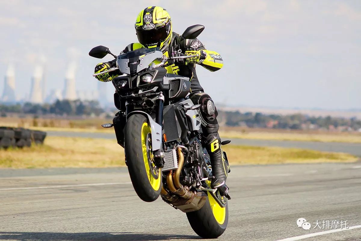 变形金刚 Yamaha Mt 10的加速性能表演