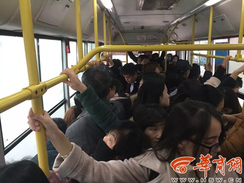 西安常态化限行下的众生相:公交难等地铁拥挤司机排队