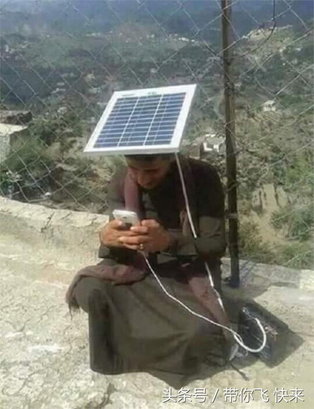 这个太阳能帽子,可以随时给手机充电.